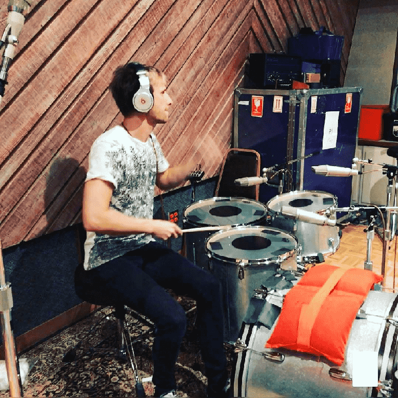Dom Howard, batterista dei Muse, alle prese con le prove per la registrazione di un nuovo album