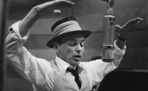 Frank Sinatra, celebre crooner e artista Swing, meglio noto come The Voice.