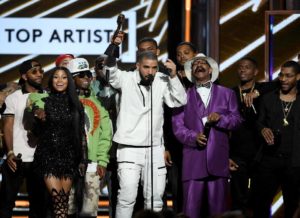 Drake ritira il premio come miglior artista, con i suoi autori, produttori e il padre Dennis Graham - Billboard Music Awards, Las Vegas, 21 maggio 2017 
